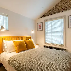 Apartment Beautiful, Central, 3 Min Walk From Beach, 2 King Doubles, Brighton