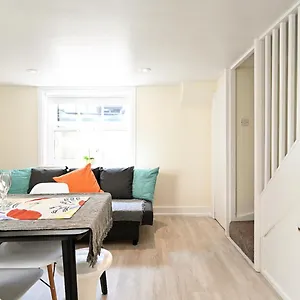 Holiday home Homey Downtown Two Bedroom Townhouse Near Sea Front, Up To 7 Guests, Brighton